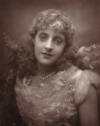 Srta. Phyllis Broughton (foto en blanco y negro) de (after) English photographer