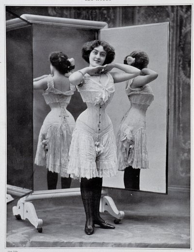 Modelo presentando el corsé Thylda, foto Félix - en “Les Modes”, Dic. 1907. de (after) Felix Studio