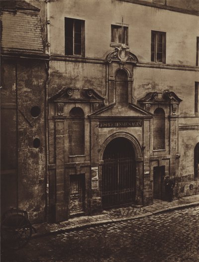 Entrada del Hospicio de los Menages, rue de Sevres en 1868 (foto en blanco y negro) de (after) French Photographer
