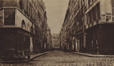 La rue des Moulins hacia 1866, demolida para la apertura de la avenida de la Ópera (foto en blanco y negro) de (after) French Photographer