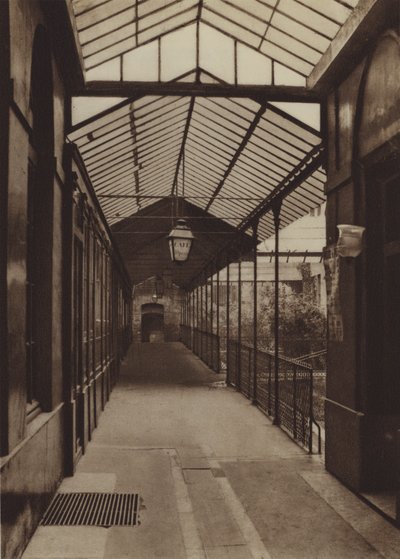 El antiguo pasaje de la Ópera de la calle Le Peletier de (after) French Photographer