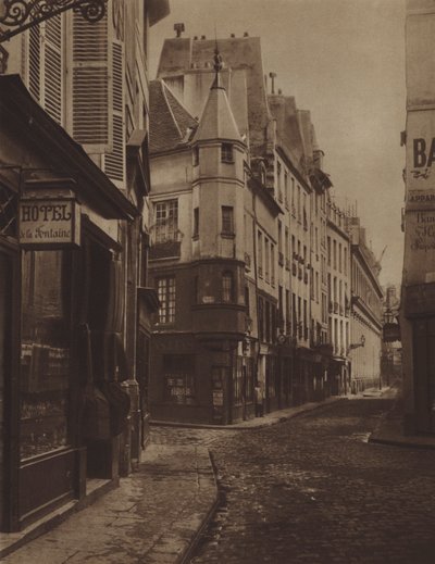 La antigua calle de la Escuela de Medicina en la esquina de la calle Larrey en 1866, a la izquierda, la casa de Marat de (after) French Photographer