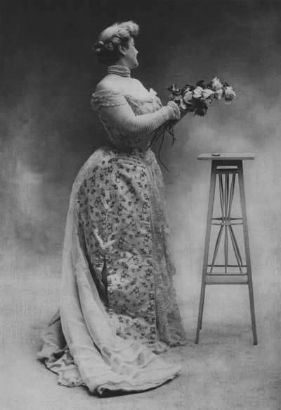 Madame Alibert, fabricante de corsés (foto en b/n) de (after) French Photographer