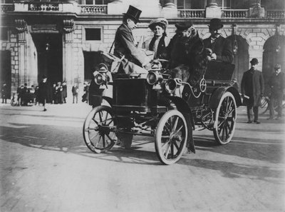 Max Richard en su coche de 8 HP de (after) French Photographer