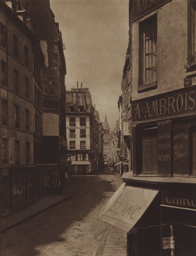 Calle de la Escuela de Medicina en 1866, parte destruida reemplazada por el terraplén del metro Odéon, A lo lejos, hacia Saint-Germain-des-Prés, la calle Sainte-Marguerite de (after) French Photographer