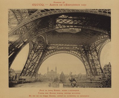 Bajo la Torre Eiffel, antes de subir de (after) French Photographer
