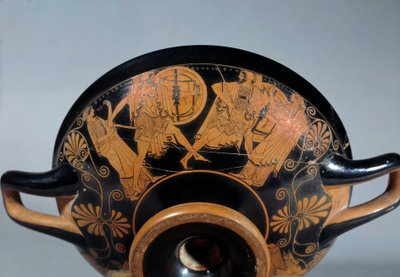 Antigüedad griega: Copa ática con figuras rojas que representan una escena de la Guerra de Troya: el duelo de Menelao y Paris. Artemisa asiste al duelo. Pintura atribuida a Douris. Alrededor de 490-480 a.C. de (attr.to) Douris