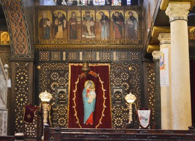Interior de la Iglesia Colgante en el Cairo Antiguo, una histórica iglesia copta ortodoxa con iconos y un iconostasio de madera de Albert Mansour