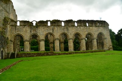La abadía de Buildwas, un monasterio cisterciense medieval situado en Shropshire, Inglaterra. de Albert Mansour