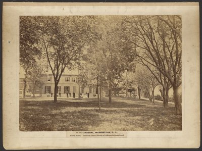 No. 242. Arsenal, Washington, D.C., Frente Norte. Patio interior. Grupo de oficiales en primer plano. de A.J. Russell