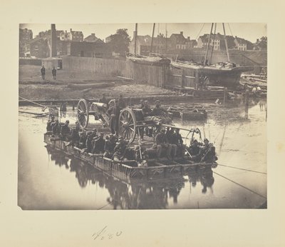 [Balsa de barcos manta transportar artillería de campaña y los hombres sobre el río Potomac] de A.J. Russell