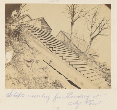 Escaleras que ascienden desde Landing at City Point de A.J. Russell