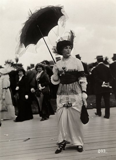 Moda en las carreras: una espectadora femenina en la Journée des drags, Auteuil, Francia de A. Calavas