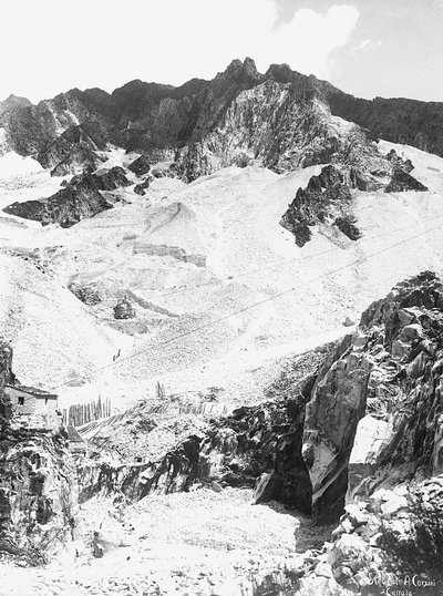 Una cantera de mármol en los Alpes Apuanos, en Toscana (foto en b/n) de A. Corsini