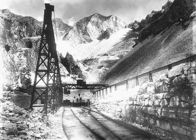 Una estación del tranvía para el transporte de mármol, en los Alpes Apuanos (foto en blanco y negro) de A. Corsini