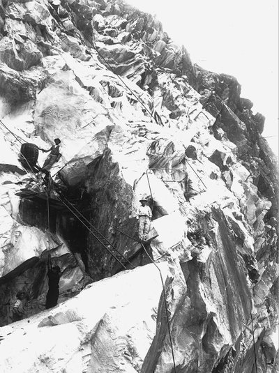 Excavadoras trabajando en una cantera de la empresa "Fabbricotti" en Lorano, en los Alpes Apuanos (foto en b/n) de A. Corsini