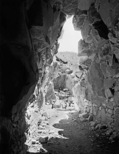 Excavadores trabajando en una cantera de mármol en los Alpes Apuanos, Toscana de A. Corsini