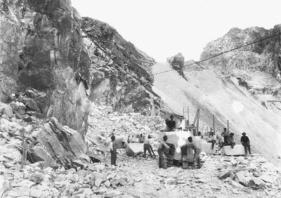 Excavadores trabajando en una cantera de mármol en los Alpes Apuanos, Toscana. Algunos están sentados en bloques de mármol ya cuadrados. de A. Corsini