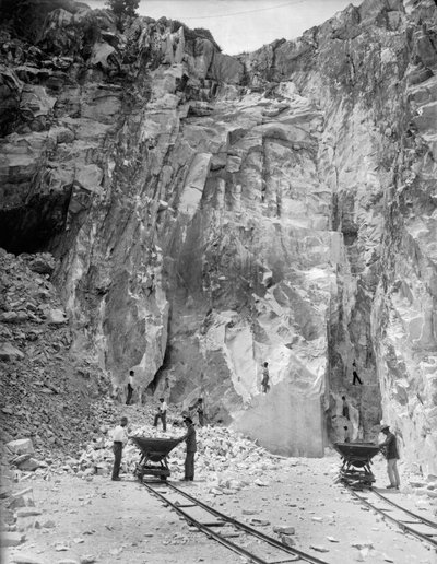 Excavadores trabajando en una cantera de mármol en los Alpes Apuanos, en Toscana (foto en blanco y negro) de A. Corsini