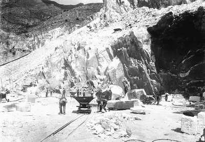 Excavadores trabajando en la cantera de mármol "Fabbricotti" en los Alpes Apuanos, Toscana (foto en b/n) de A. Corsini