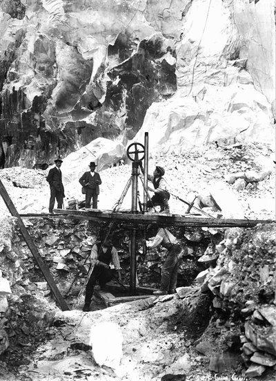 Excavadores trabajando en una cantera de mármol en los Alpes Apuanos, en Toscana de A. Corsini