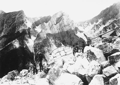 Excavadores en los Alpes Apuanos participando en la 