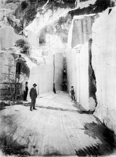 Algunos excavadores posan entre las paredes de la cantera de mármol "Fabbricotti en Gioja" en los Alpes Apuanos, en Toscana (foto en blanco y negro) de A. Corsini