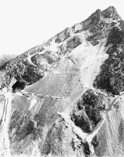 Los acantilados de una cantera de mármol, en los Alpes Apuanos (foto en blanco y negro) de A. Corsini