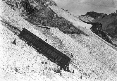 Transporte de un enorme convoy que contiene mármol, a lo largo de los acantilados cerca de una cantera en los Alpes Apuanos, Toscana (foto en blanco y negro) de A. Corsini