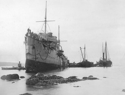 HMS Flora encallado en 1903 de A. Edward Jones and Co.