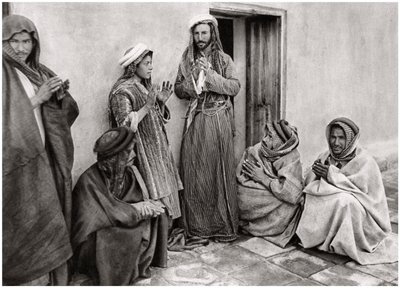 Un mulá enseñando una oración a un joven, Irak, 1925 de A. Kerim