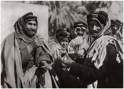 Un jeque disfrutando del famoso café árabe, Irak, 1925 de A. Kerim