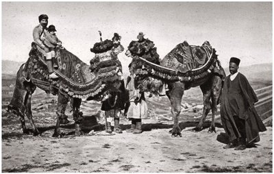 Peregrinos con sus camellos en camino a Karbala, Irak, 1925 de A. Kerim