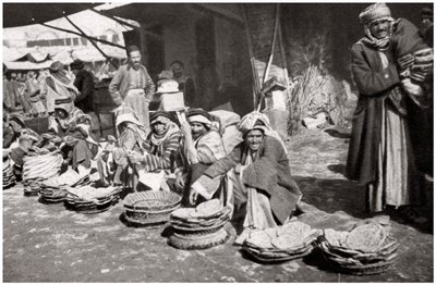 Suq El Khubur, un mercado de pan nativo, Bagdad, Irak, 1925 de A. Kerim