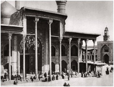 La puerta de entrada de la Mezquita Kadimain que conduce a la tumba del Imam Moosa Al Kadim, 1925 de A. Kerim