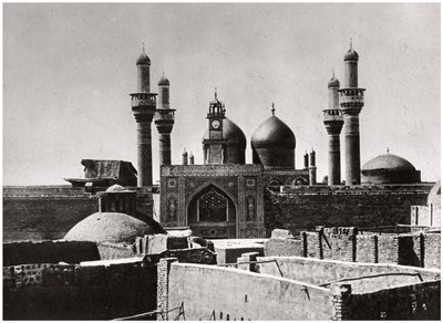Las cúpulas doradas y los minaretes de la Mezquita al-Kadhimiya, Bagdad, Irak, 1925 de A. Kerim