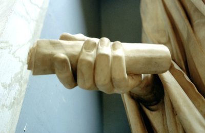 (detalle) de una de las manos de una estatua del Emperador Romano Tito de A. Lorenzini
