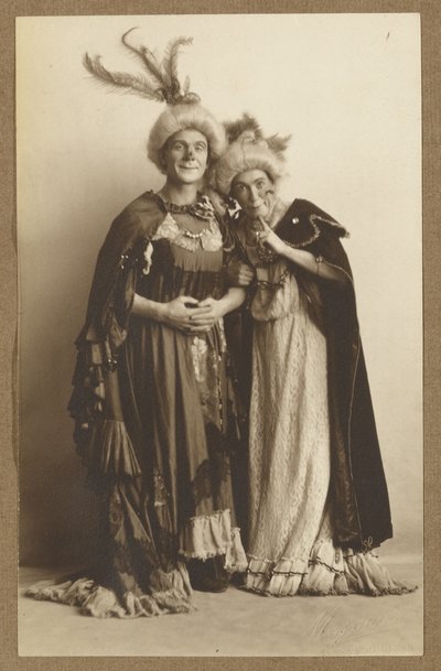 [Hombre y mujer disfrazados, con sombreros de plumas] de A. Louis Mojonier