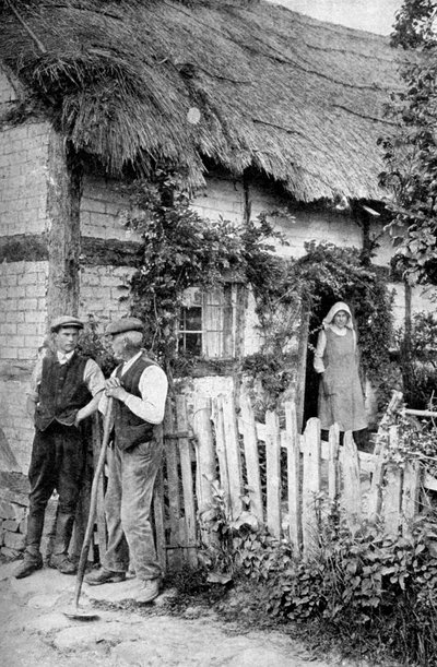 Dos hombres charlando fuera de una cabaña, cerca de Lucton, Herefordshire, c1922 de A. W. Cutler