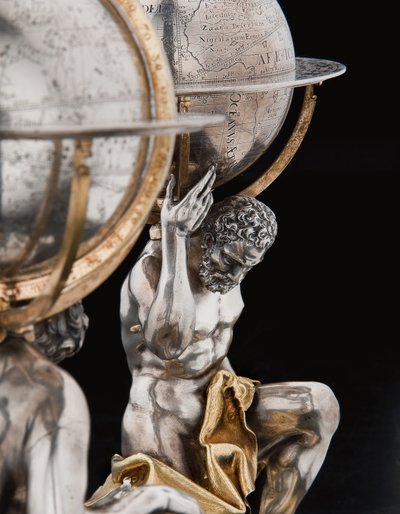 Dos globos terrestres y celestes excepcionales, sostenidos por Hércules y Atlas, Augsburgo de Abraham Drentwett