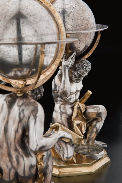 Dos globos terrestres y celestes excepcionales, sostenidos por Hércules y Atlas, Augsburgo de Abraham Drentwett
