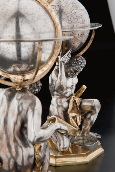 Dos globos terráqueos y celestes excepcionales, sostenidos por Hércules y Atlas, Augsburgo de Abraham Drentwett