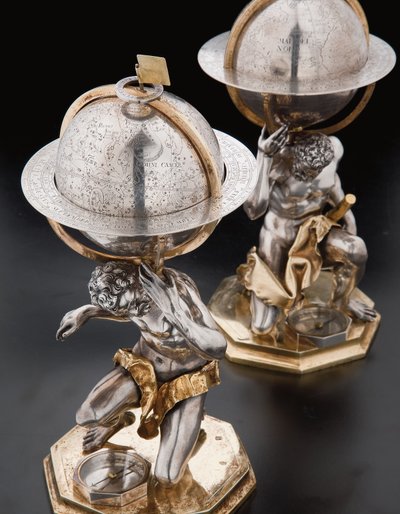 Dos globos terráqueos y celestes excepcionales, sostenidos por Hércules y Atlas, Augsburgo de Abraham Drentwett