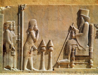 Un oficial mediano rindiendo homenaje al Rey Darío I (c.550-486 a.C.) del Tesoro, c.515 a.C. (caliza) de Achaemenid