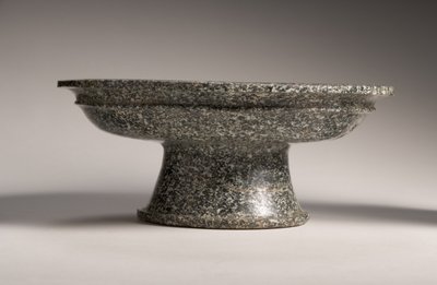 Cuenco con pie, principios del siglo V a.C. (granodiorita) de Achaemenid