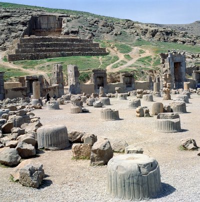 Sala de las Cien Columnas con la tumba de Artajerjes II o Artajerjes III al fondo de Achaemenid