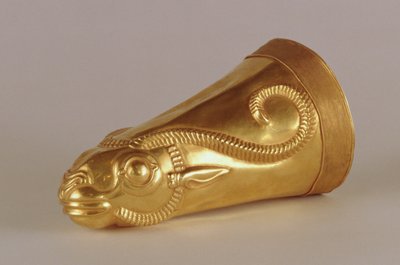 Ritón en forma de cabeza de gacela, de Hamadan, Irán, c. siglo V a.C. de Achaemenid