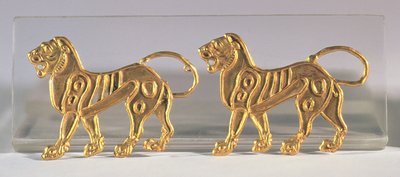 Dos secuencias de leones que fueron cosidas en túnicas ceremoniales, de Hamadan, c. siglo V-IV a.C. de Achaemenid
