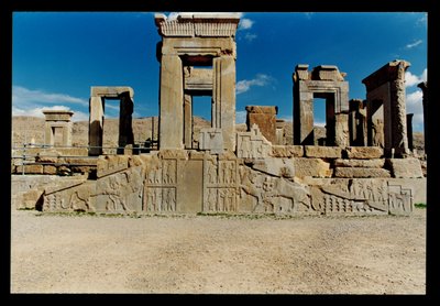 Fachada oeste del Tachara (palacio privado de Darío), construido c.485 a.C. y la escalera añadida por Artajerjes III en c.360-50 a.C. de Achaemenid