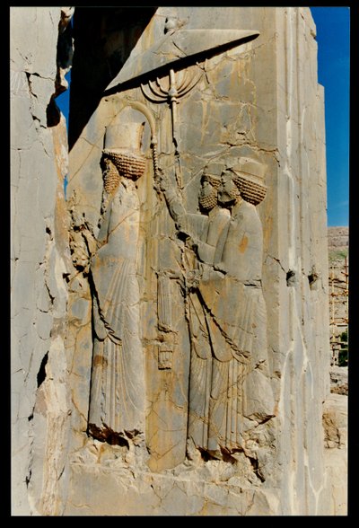 Jerjes (c.519-465 a.C.) y sus asistentes entrando o saliendo del palacio, relieve del Hadish (palacio privado de Jerjes), c.480-70 a.C. de Achaemenid